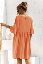 Robe mi-longue à col bateau et manches à volants